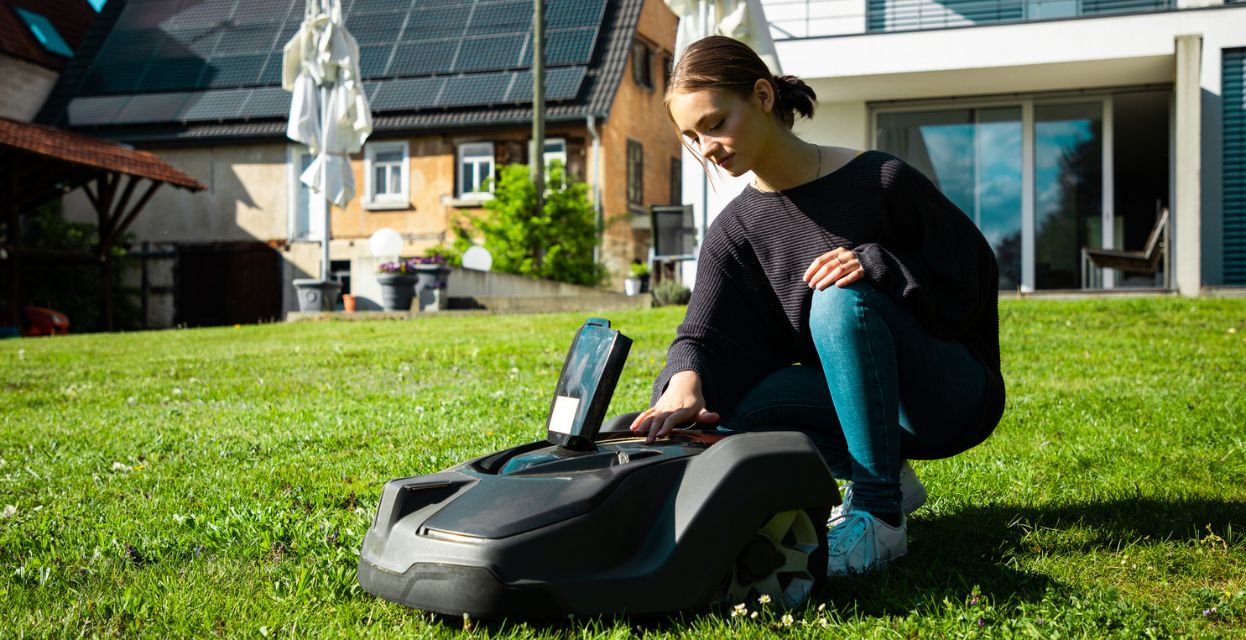 Robotske kosilnice in bazenski roboti &ndash; pametni pomočniki za vzdrževanje doma