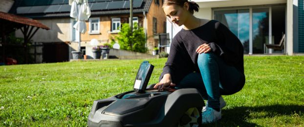 Robotske kosilnice in bazenski roboti &ndash; pametni pomočniki za vzdrževanje doma