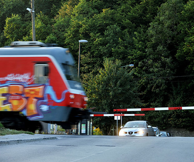 Nesreče na prehodih čez železni&scaron;ko progo lahko preprečimo