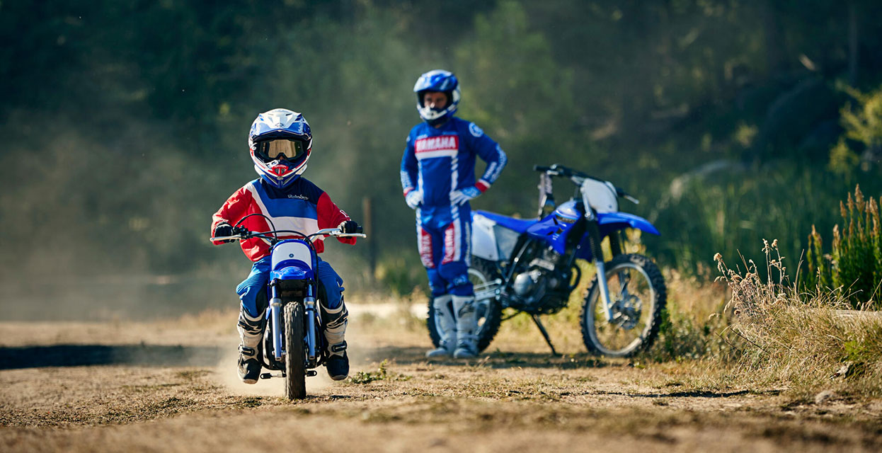 Kdaj in kako postaviti otroka prvič na motor?