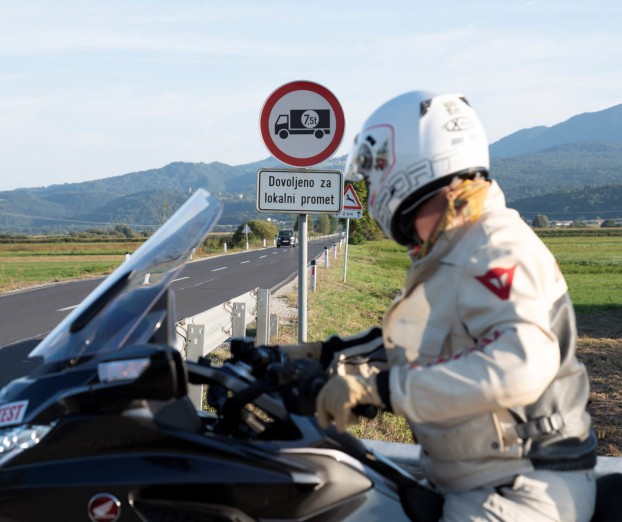 Ko avtomobilist sreča dinamičnega motorista. In obratno