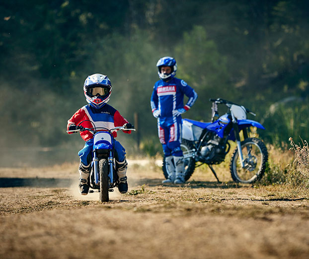 Kdaj in kako postaviti otroka prvič na motor?