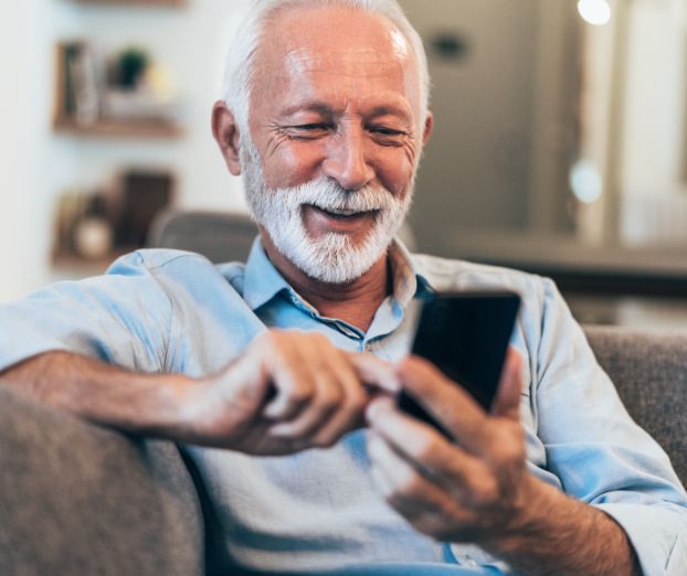 Pametni ali klasični? Kako izbrati mobilni telefon za starej&scaron;e
