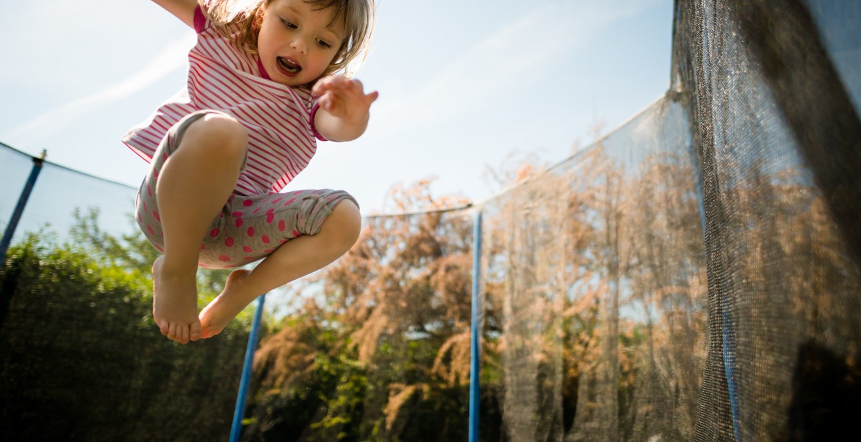 deklica skače na trampolinu