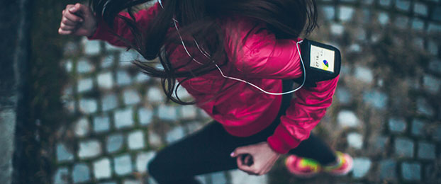 Ura na zapestju ali telefon na nadlahti?