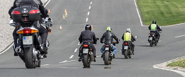 Tečaj varne vožnje za motoriste? Nujno!