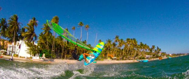 Kam pozimi na toplo? Windsurfing lokacije za aktivne počitnice