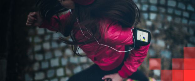 Ura na zapestju ali telefon na nadlahti?