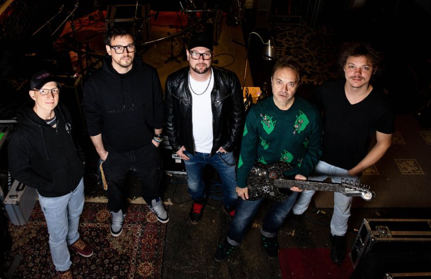 člani skupine Siddharta v svojem glasbenem studiu