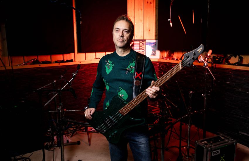 Jani Hace, bas kitarist, v glasbenem studiu skupine Siddharta, katere član je.