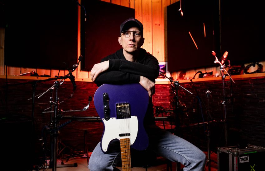 Portret kitarista in spremljevalnega vokala v slovenski rock skupini Siddharta - Primož Benko