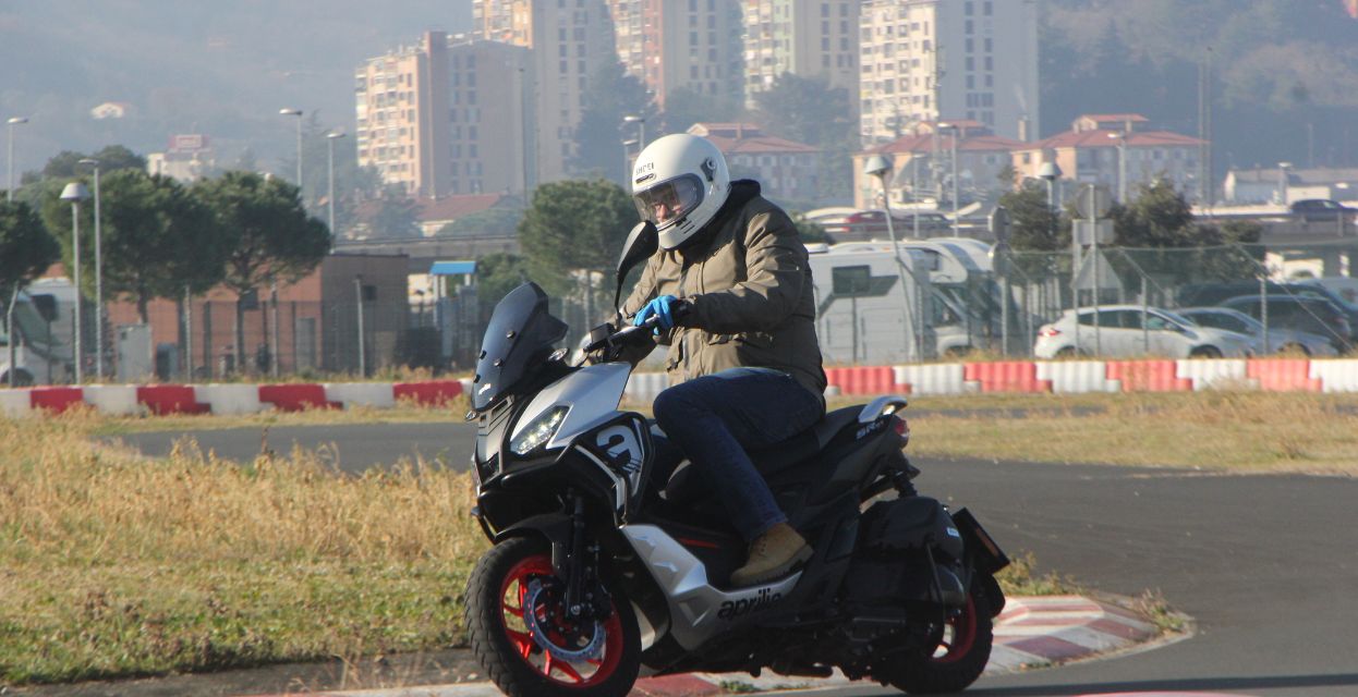 Skuter namesto avta – praktična rešitev za urbano mobilnost 