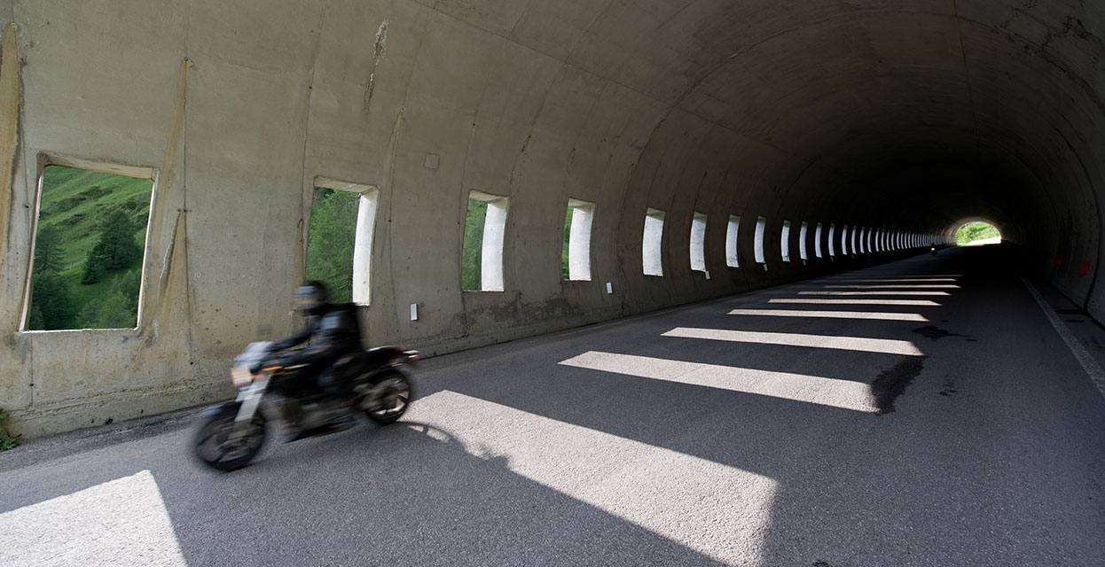 Poletne pasti na motorju: Sonce, sence in vročina