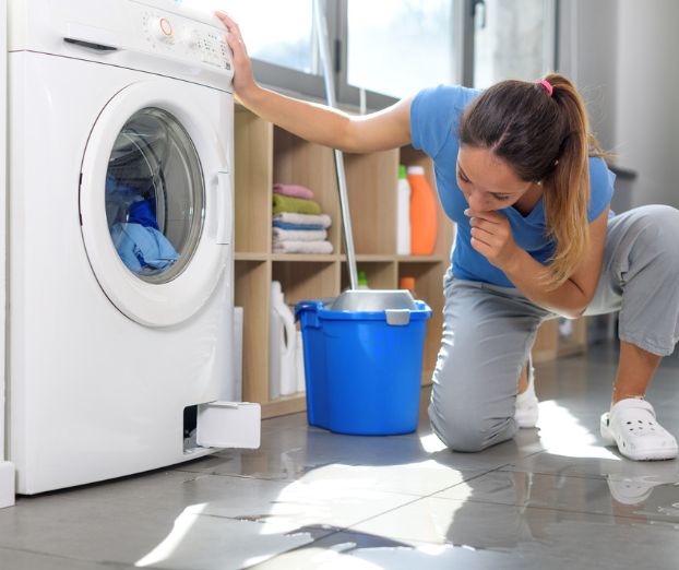 Izliv vode v stanovanju ali hi&scaron;i: vzroki, &scaron;koda in zavarovanje