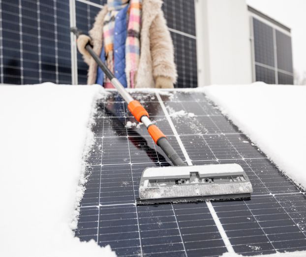 Či&scaron;čenje sončne elektrarne: kdaj je potrebno in kako se ga lotiti