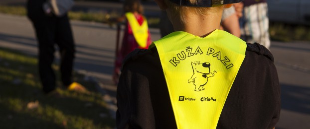 Prvi šolski dan: Kje bo otroke spremljal Kuža Pazi?