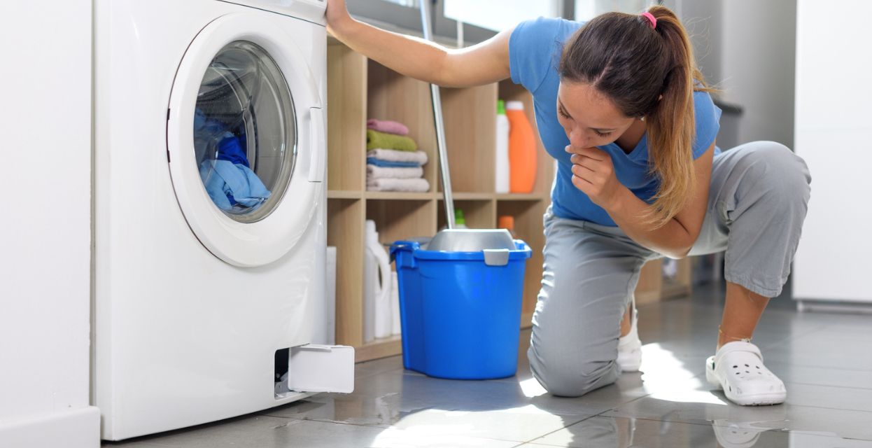 Izliv vode v stanovanju ali hi&scaron;i: vzroki, &scaron;koda in zavarovanje