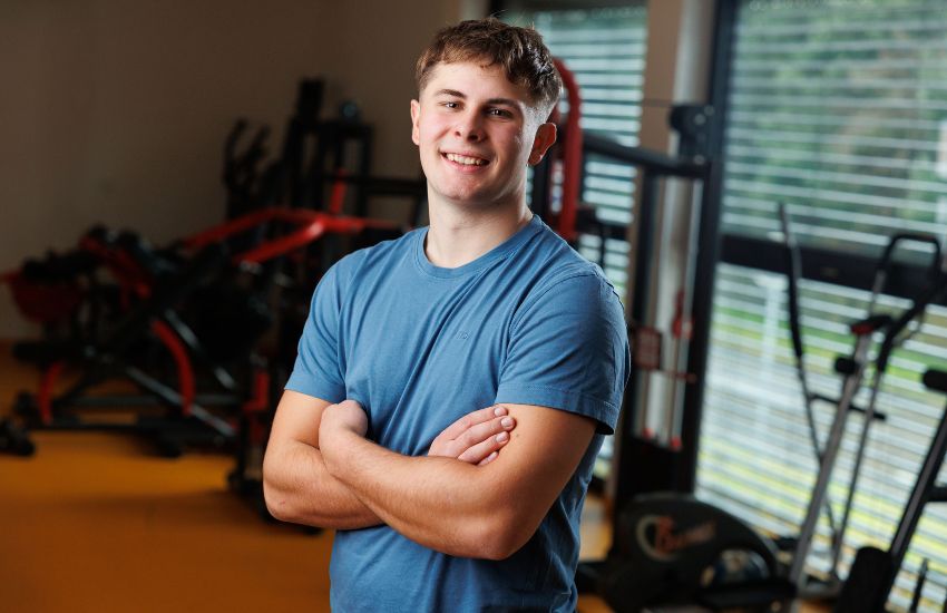 Portret Vala Eržena, med intervjujem v telovadnici.