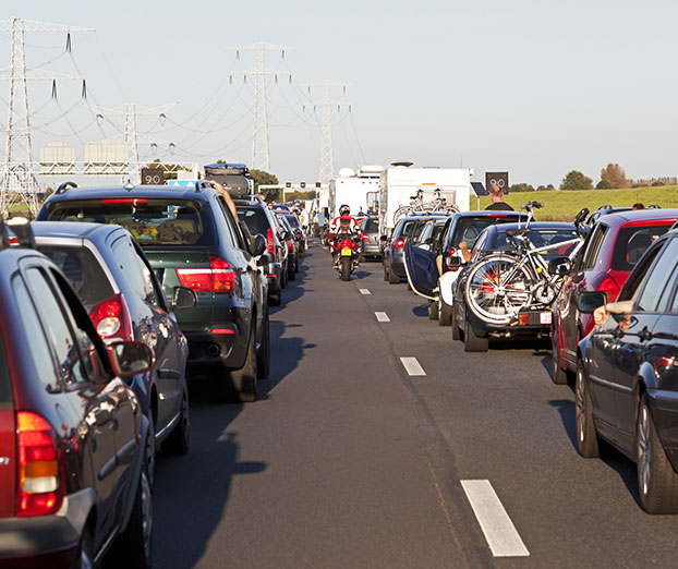 Motorist v koloni