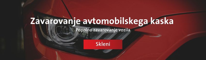 Napis zavarovanje avtomobilskega kaska in gumb s pozivom skleni, v ozadju bližnji posnetek rdečega avtomobila in sprednjega žarometa