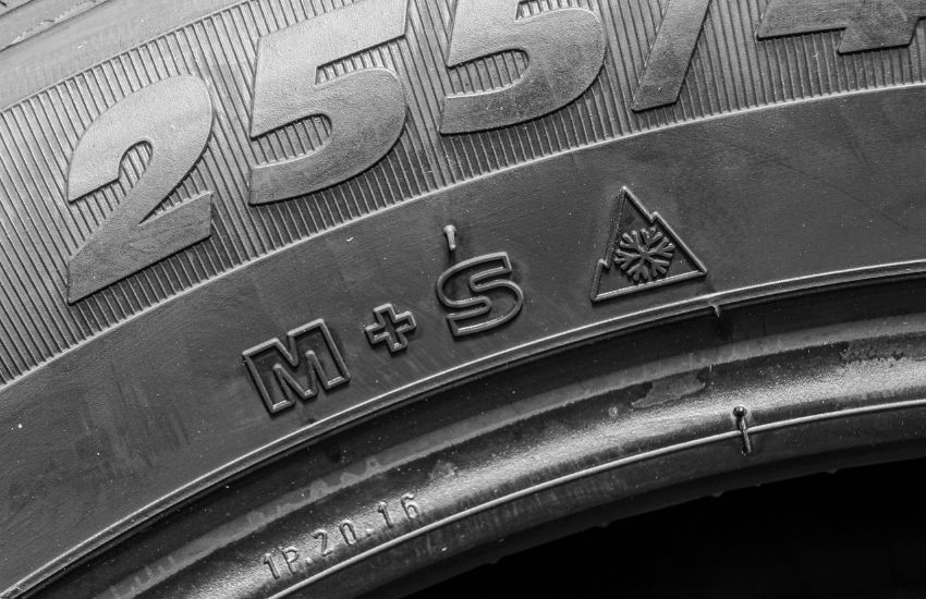 Oznake na pnevmatike M + S, ki označuje zimkoletne pnevmatike