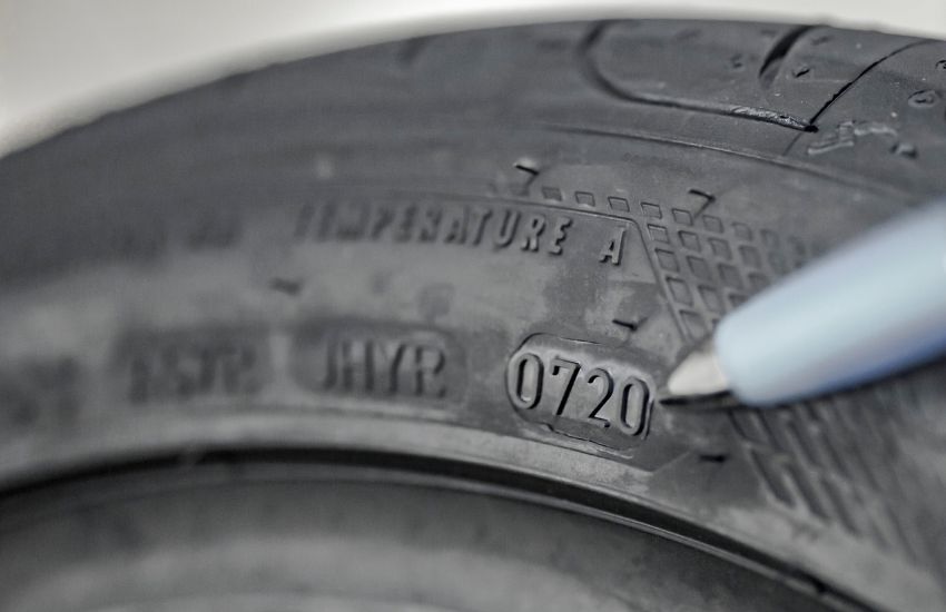 Bližnji posnetek dot kode na pnevmatiki, iz katere je razvidna &scaron;tevilka 0720, torej teden in leto izdelave gume