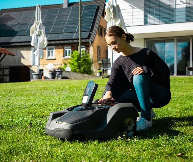 Robotske kosilnice in bazenski roboti &ndash; pametni pomočniki za vzdrževanje doma