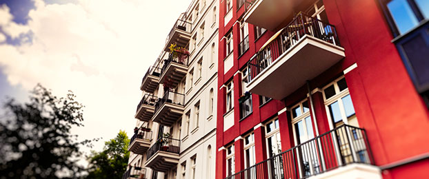 Požar uničil več stanovanj