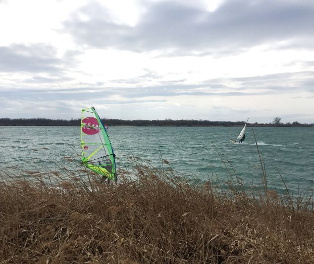 Windsurfanje ni rezervirano le za Havaje. Ta izjemen &scaron;port vas čaka bližje, kot si mislite