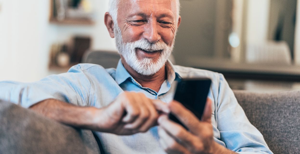 Pametni ali klasični? Kako izbrati mobilni telefon za starej&scaron;e