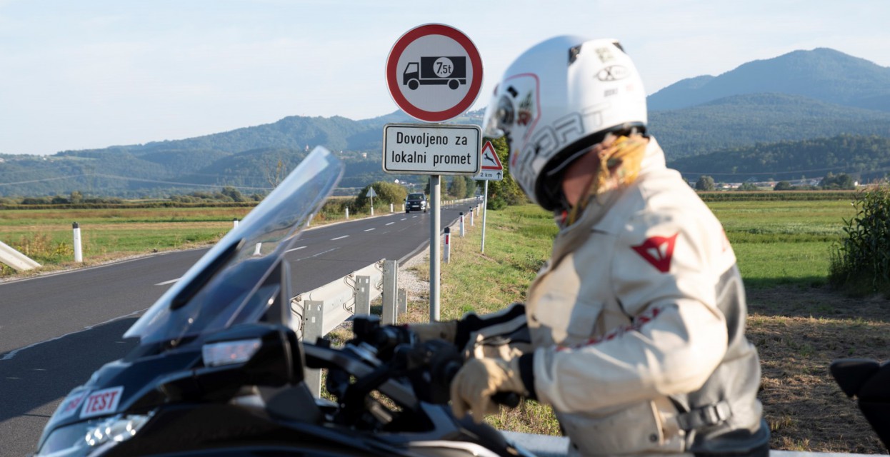 Ko avtomobilist sreča dinamičnega motorista. In obratno