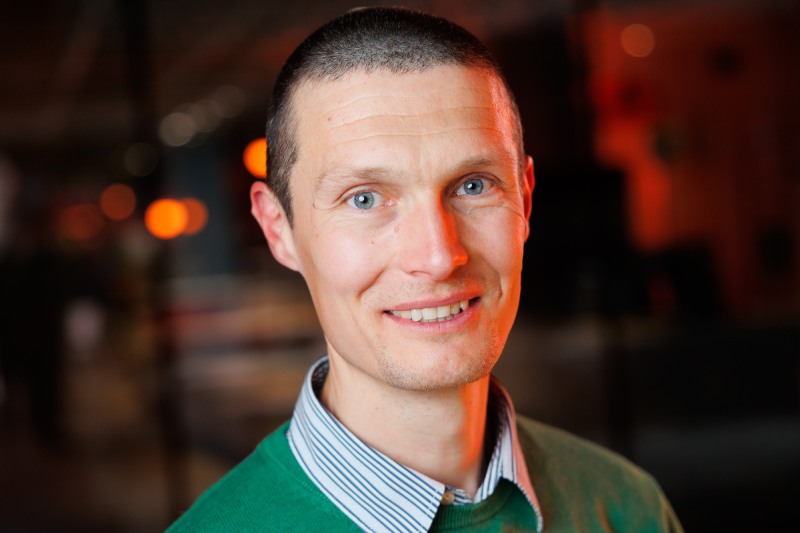 Portretna fotografija specialista ortopedske kirurgije Benjamina Marjanoviča, ki v prostorih Triglav Laba sodeluje na dogodku