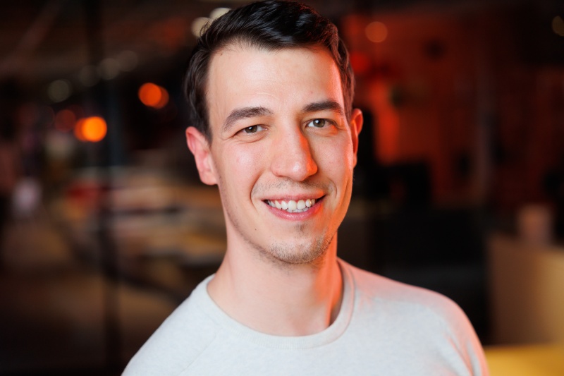 Mitja Kumprej, magister kineziologije, na posvetu v Triglav Labu v sivi majice gleda z nasme&scaron;kom v kamero