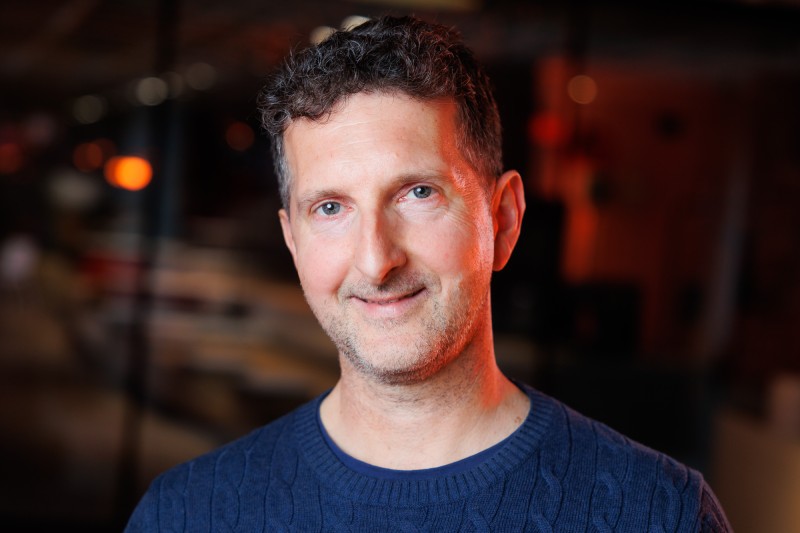 Portret joga terapevta na posvetu o bolečinah v hrbtu v Triglav Labu - Blaž Bertoncelj.