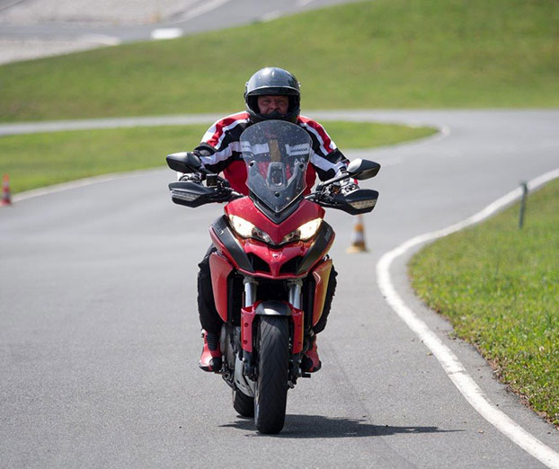 Osnove vožnje motocikla: Pnevmatike in trening zavijanja