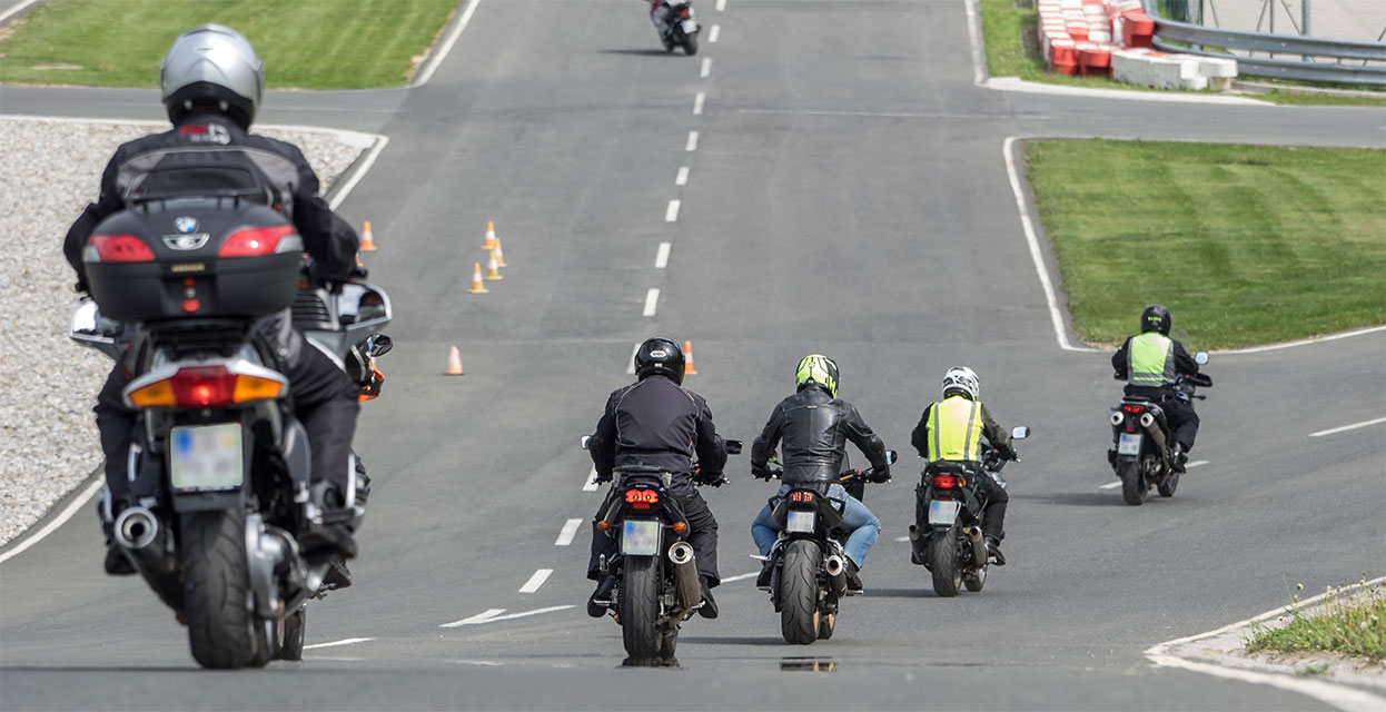 Tečaj varne vožnje za motoriste? Nujno!