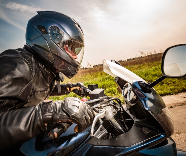 Nad pisarni&scaron;ko držo s 7 vajami za motorista
