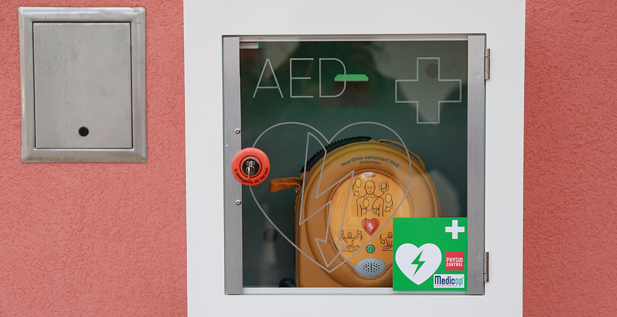 Kako lahko z uporabo defibrilatorja rešite življenje?
