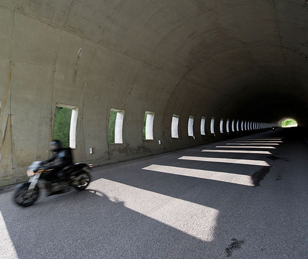Poletne pasti na motorju: Sonce, sence in vročina