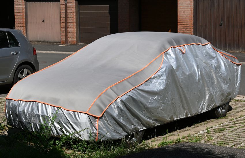 Avtomobil prekrit s posebno zaščitno prevleko proti toči.