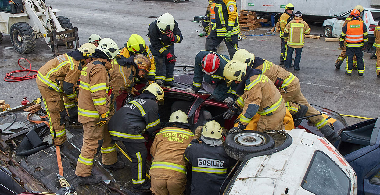 Kako poteka reševanje iz vozila ob hudih prometnih nesrečah?