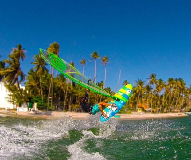 Kam pozimi na toplo? Windsurfing lokacije za aktivne počitnice