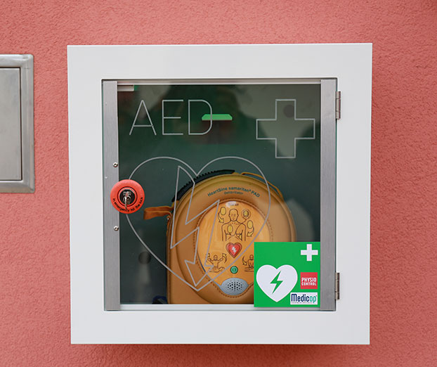 Kako lahko z uporabo defibrilatorja re&scaron;ite življenje?