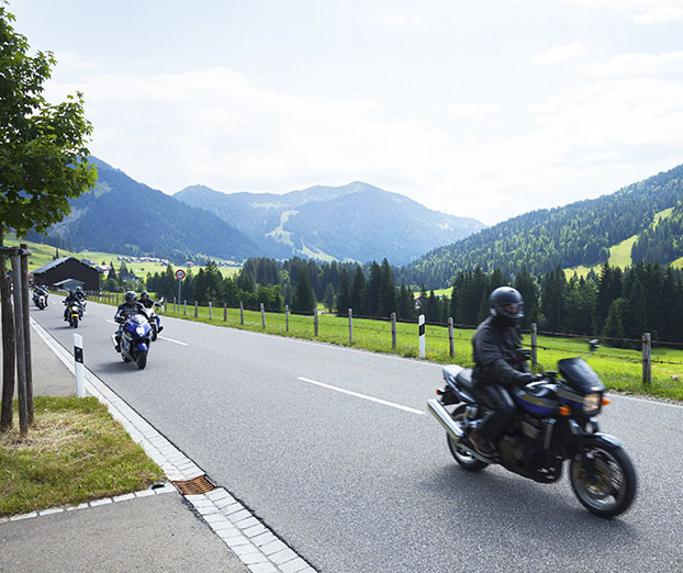 Vožnja motorja v skupini in s sopotnikom