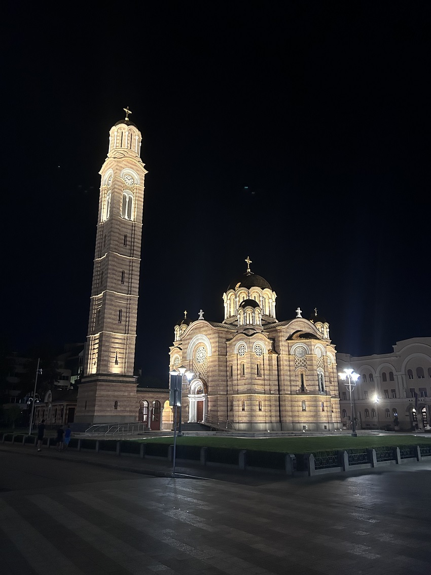 Pogled na razsvetljeno pravoslavno cerkev  z zvonikom v Banji Luki ponoči.