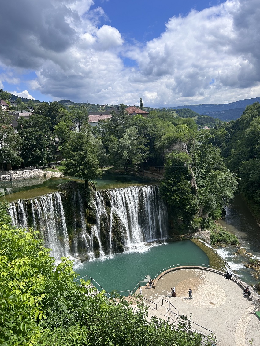 Pogled na slap in razgledno ploščad v mestu Jajce z višine.