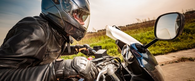 Nad pisarni&scaron;ko držo s 7 vajami za motorista