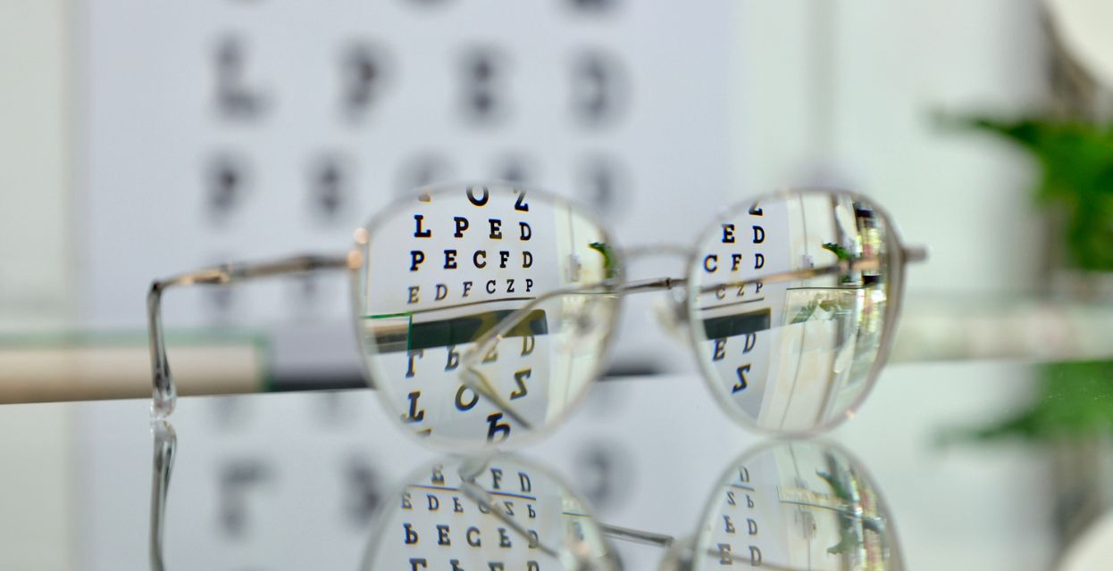 Astigmatizem: zakaj &raquo;samo cilinder&laquo; ni tako preprost, kot zveni